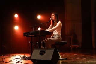 Popmuziek - talentontwikkeling - kunstbende - artiest achter keyboard